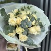 Монобукет из белой розы с эвкалиптом — классический букет 2025