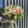 Монобукет из белой и розовой альстромерии — стойкий букет, пышное раскрытие