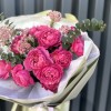 Букет малиновых кустовых роз Джульетта, озотамнус и эвкалипт — хит продаж 2025 