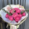 Букет малиновых кустовых роз Джульетта, озотамнус и эвкалипт — хит продаж 2025 