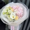 Сборный букет из гортензии, кустовой розы, эустомы и калл — хит весна-лето 2025