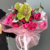 Экзотический букет с антуриумом и кустовыми розами | Купить букет в Минске
