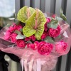 Экзотический букет с антуриумом и кустовыми розами | Купить букет в Минске
