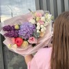 Пышный летний букет с гортензией, розами, маттиолой, эустомой и пионом, который меняет цвет — вау-букет, хит весна-лето 2025
