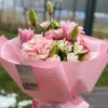 Сборный букет с лилией — для розового настроения