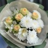 Букет-комплимент с хризантемой и кустовой розой — бюджетно и красиво